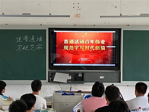 一群人在臺(tái)上演講

描述已自動(dòng)生成